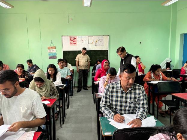 Vice Chancellor and Registrar visits examination centers to evaluate arrangements