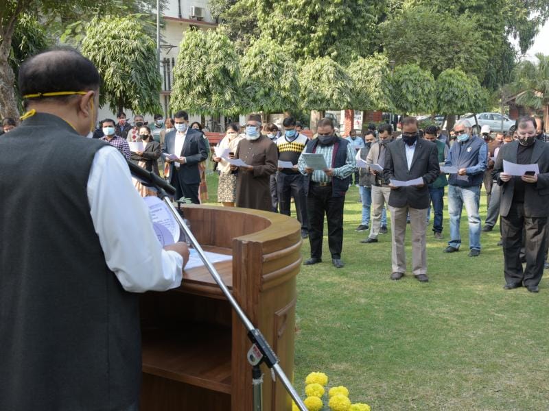 Dr Nazim Husain Jafri, Registrar, Jamia Millia Islamia read the Preamble of the Constitution followed by teachers, officers and other staff members of the university